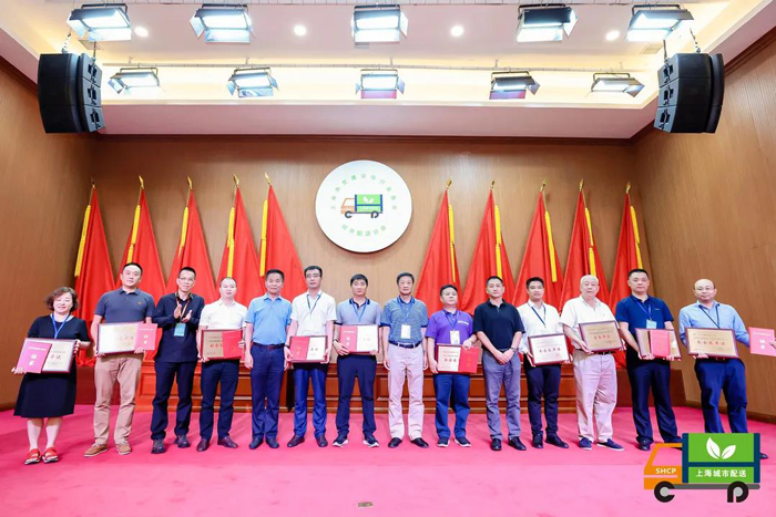 明升国际CEO杜庆东上台接受授牌和证书