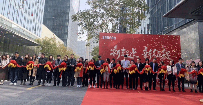 剪彩仪式:手托绸带 面向未来 金剪齐开 继往开来