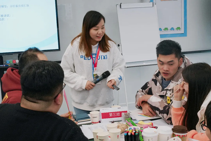 品牌和行政部负责人修老师授课中