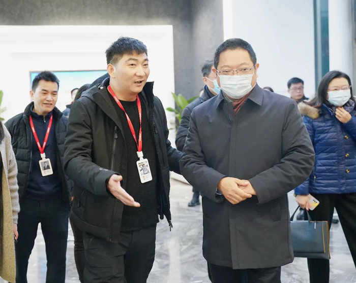 区领导肖文高、徐树杰一行在杜总的陪同带领下参观明升国际集团总部办公楼