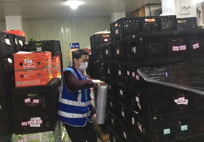 明升国际物流员工认真努力中